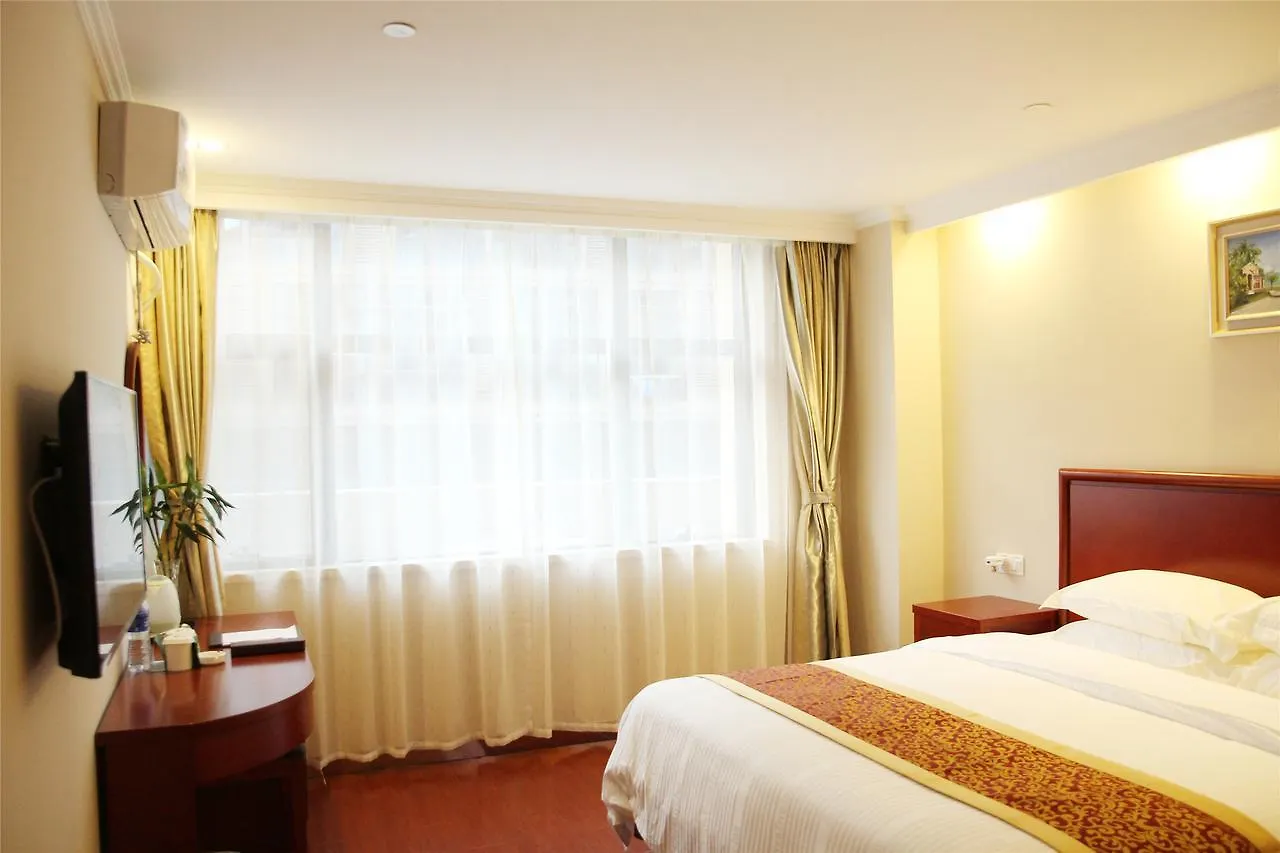 Greentree Alliance Zhengzhou Railway Station West Square Hotel 3*,